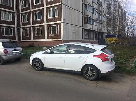 Брошенный автомобиль убрали из двора на Митинской улице