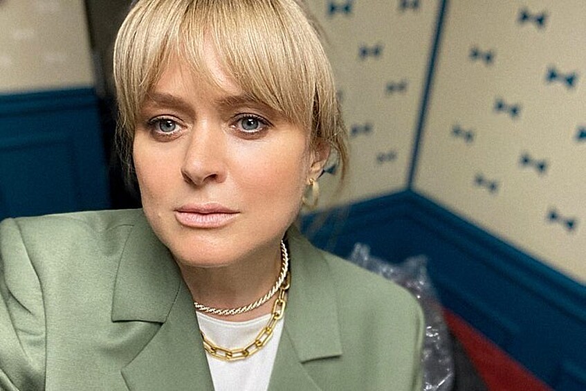 В отличие от младшей сестры Анна Михалкова не тратит время на бесплодные романы и скандалы, а работает. И весьма успешно. От предложений нет отбоя - 85 фильмов и роли - одна другой интереснее. 