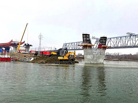 Четвертый мост в Новосибирске спасают от паводковых вод