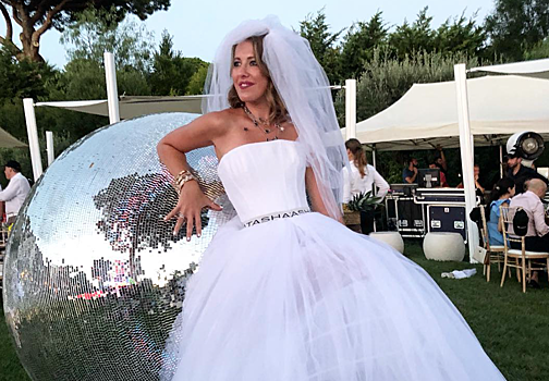 «Пришло время перемен!» Ксения Собчак заинтриговала поклонников фото в свадебном платье