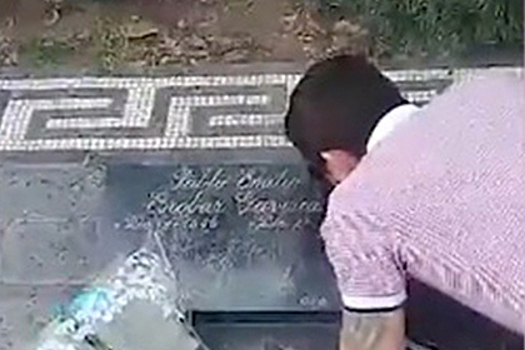 Турист приложился к кокаину на могиле Эскобара