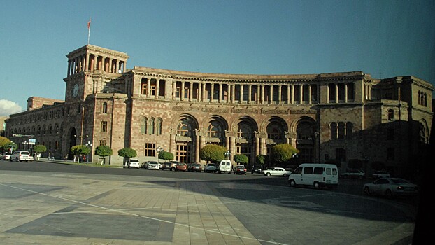 В Ереване демонстранты направились к зданию кабмина