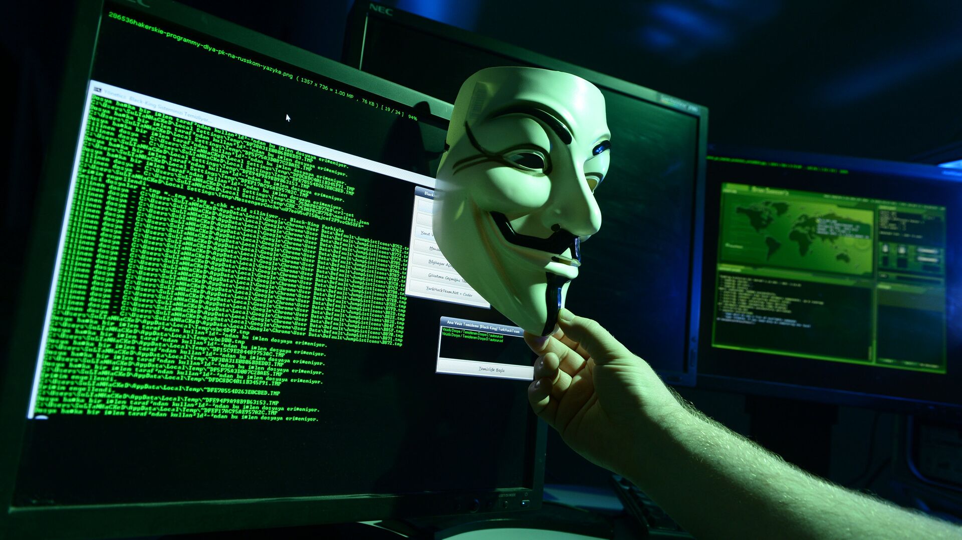 Двух граждан США обвинили в работе с русскими хакерами