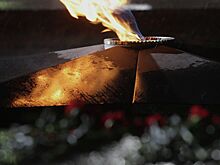 В российском городе мужчина снегом потушил Вечный огонь