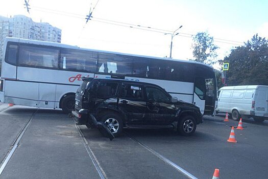 Маршрутка столкнулась с внедорожником на Ставрополье: пассажиры в больнице