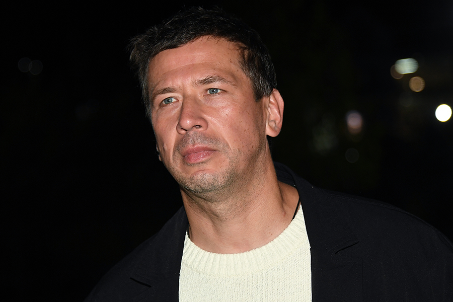 Мерзликин, оставшийся с четырьмя детьми, рассказал о своей бывшей жене, сбежавшей к любовнику за границу: "Она хорошая мать"