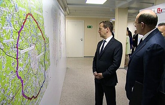 Медведев обсудил строительство Центральной кольцевой автодороги