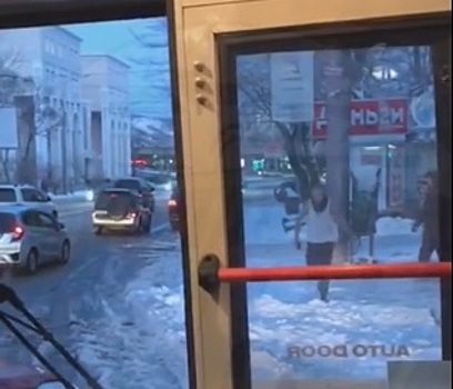 Видео потасовки мужчины с водителем автобуса во Владивостоке шокировало приморцев