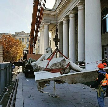 Скульптуры арфы и двух муз с театра оперы и балета Саратова отправили на реставрацию