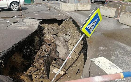 В Курске на перекрестке Харьковской и Резиновой до сих пор не заделали дыру в асфальте