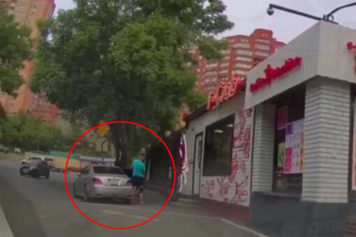 Во Владивостоке мужчина открыл огонь из автомата посреди улицы, попав на видео