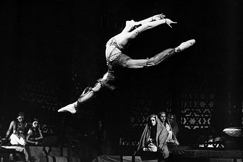 Прима-балерина Государственного академического Большого театра СССР Майя Плисецкая в роли Заремы в балете Б. Асафьева «Бахчисарайский фонтан», 1948 год