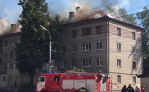Источник: на кровле жилого дома в Рязани тушат крупный пожар