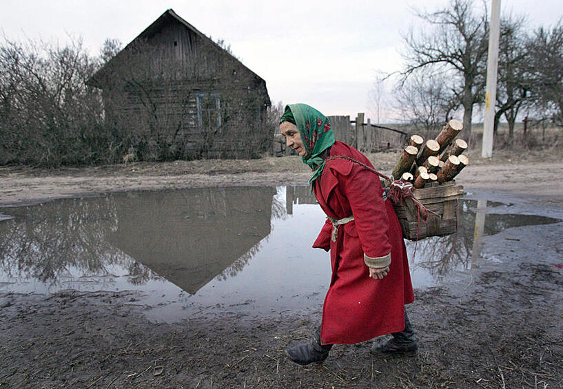 Жительница белорусской деревни Новоселки, расположенной сразу за 30-километровой запретной зоной вокруг ЧАЭС, на снимке от 7 апреля 2006 года.