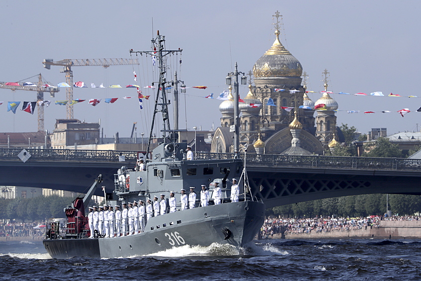 В Санкт-Петербурге развели четыре моста, чтобы по акватории Невы и Кронштадтскому рейду прошли  корабли почти из всех флотов страны, специально прибывшие в «северную столицу». 