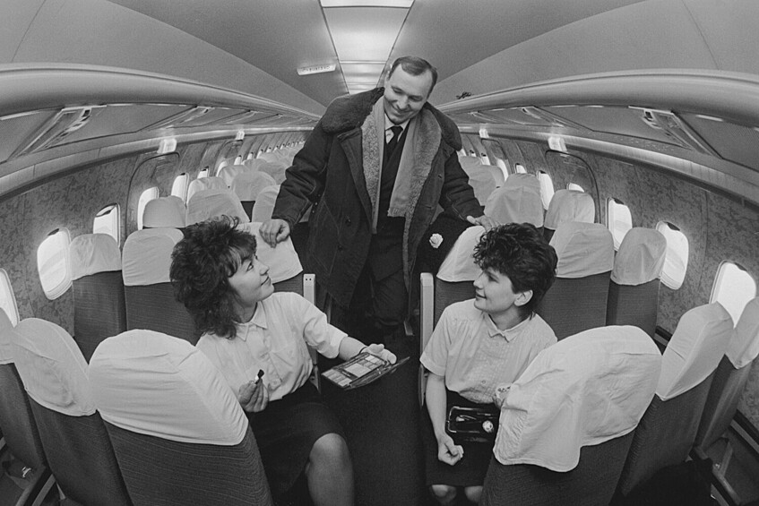 Бортпроводницы Валентина Быковская и Лариса Рязанова перед отправлением в полет под командованием командира барнаульского авиаотряда Виктора Пацара, Алтайский край, СССР, 2 февраля 1990 года