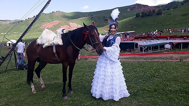 "Черные глаза" на комузе — кадры исполнения кыргызстанской певицей