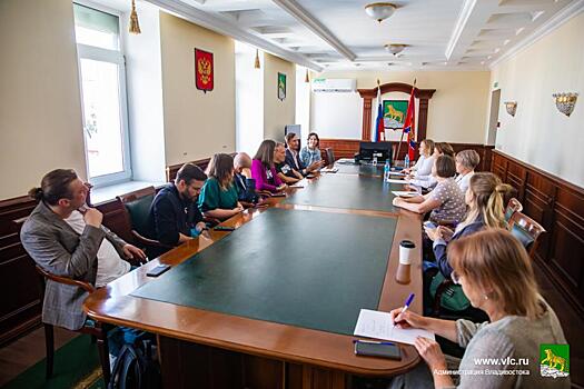 Во Владивостоке состоялась встреча с авторами творческих проектов