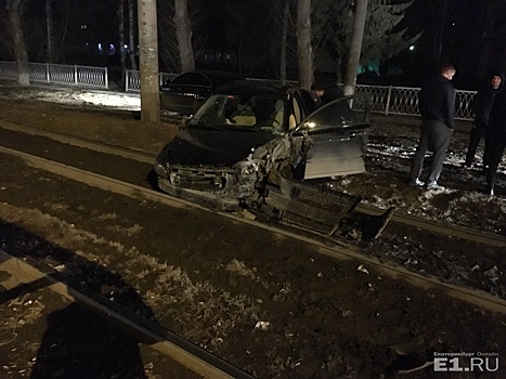 На Вторчермете Volvo снес светофор, несколько раз перевернулся и вылетел на трамвайные пути