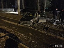 На Вторчермете Volvo снес светофор, несколько раз перевернулся и вылетел на трамвайные пути