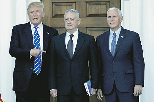 Дональд Трамп рассматривает кандидатуру отставного четырехзвездного генерала Джеймса Маттиса (в центре) как главного претендента на пост министра обороны. С назначением Майка Пенса вице-президентом определились давно.