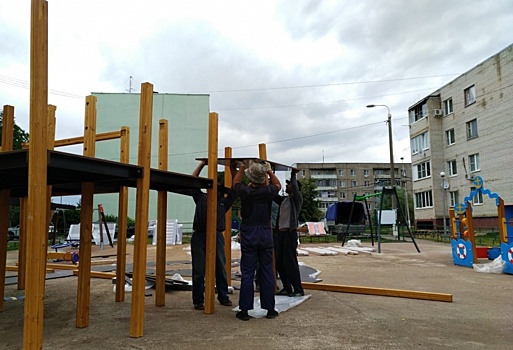 Рабочие приступили к новому этапу благоустройства детской площадки в Щаповском