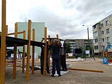 Рабочие приступили к новому этапу благоустройства детской площадки в Щаповском