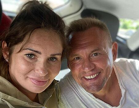 Теперь по-настоящему: Степан Меньщиков сходил в ЗАГС с глубоко беременной невестой