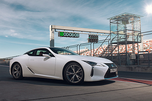 Почему автомобилю большой палец показывает байкер?