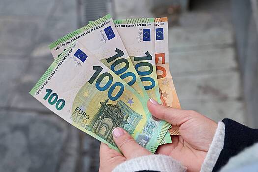 Работающий в России итальянский банк остановил исходящие переводы в евро