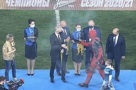 Артем Дзюба примерил костюм Дэдпула на церемонии награждения Чемпионата России
