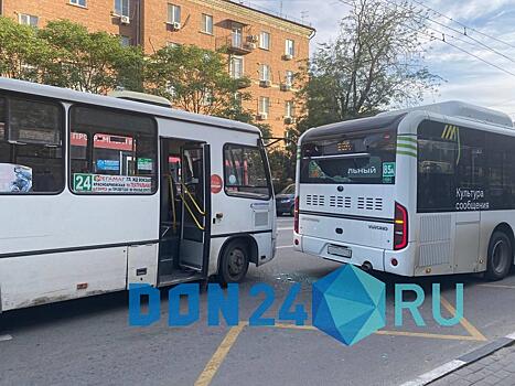 Вылетели стекла: в центре Ростова на остановке столкнулись маршрутка и автобус