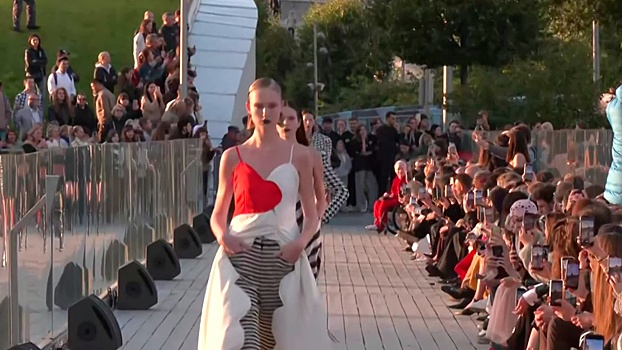 На Парящем мосту в Зарядье устроили показ для саммита моды БРИКС+