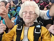 104-летняя парашютистка поделилась секретом долголетия