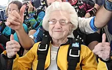 104-летняя парашютистка поделилась секретом долголетия