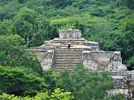 Руины посвященного змееподобному богу майя храма нашли ученые в Мексике