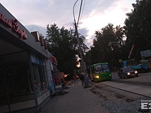 На улице Данилы Зверева людям приходится запрыгивать в автобусы из-за натянутой у остановки верёвки