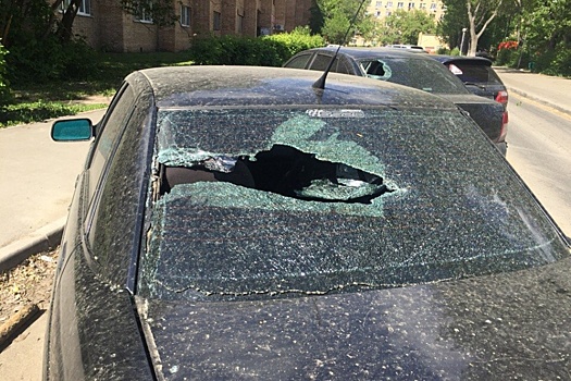 «Чем мы помешали?»: в Тольятти хулиганы разбили стёкла автомобилей