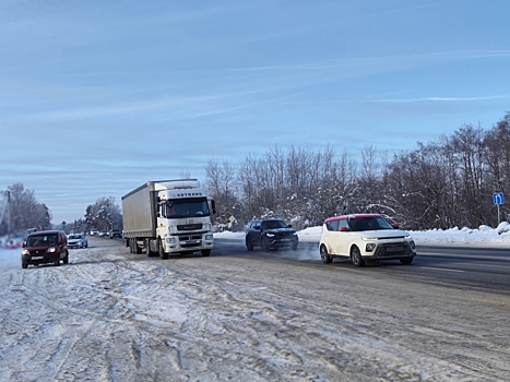 За плохую уборку снега на трассе под Омском наказали управление дорог
