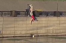 Россиянина спустили в реку за мячом и уронили
