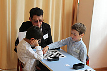 Вешняковские дошкольники играют в шашки