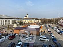 Каток на Старом Торге начал превращаться в парковку