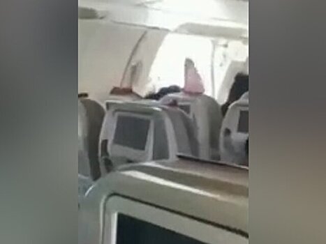 Дверь самолета южнокорейской авиакомпании распахнулась перед заходом на посадку