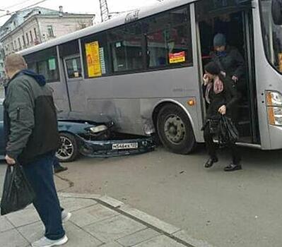 Нетрезвый водитель хотел попасть в автобус, не выходя из-за руля, во Владивостоке