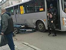 Нетрезвый водитель хотел попасть в автобус, не выходя из-за руля, во Владивостоке