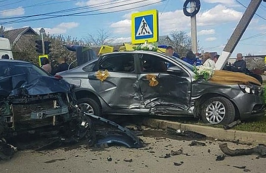 В ДТП с участием свадебного кортежа пострадала 18-летняя невеста