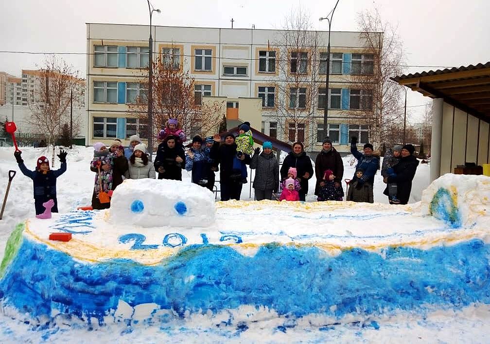В детском саду построили снежный городок