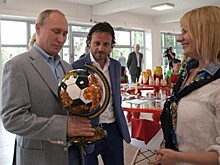 Путин получил в подарок от нижегородцев глобус с хохломской росписью