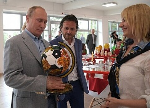 Путин получил в подарок от нижегородцев глобус с хохломской росписью