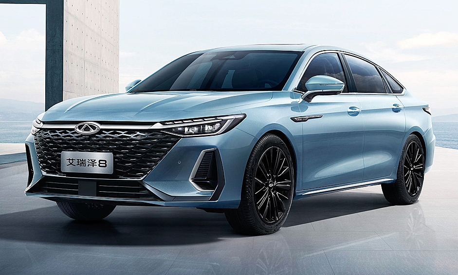 Chery Arrizo 8. Топовая комплектация седана, названная Ultimate Special Version, обойдётся в 3 549 900 рублей. Её отличия — зелёный цвет с золотистым декором, чёрная крыша и оригинальное оформление внутреннего убранства